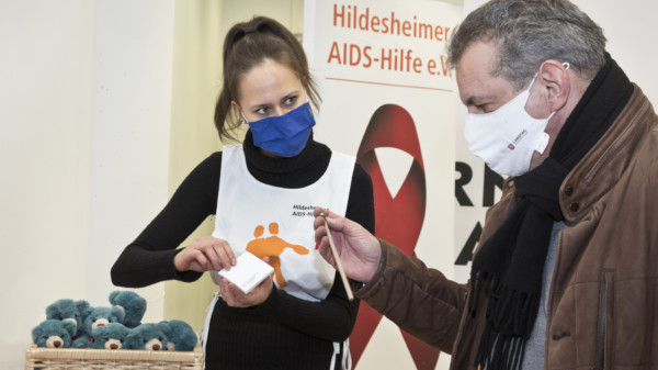 Im Gespräch mit Mitarbeitern der AIDS-Hilfe